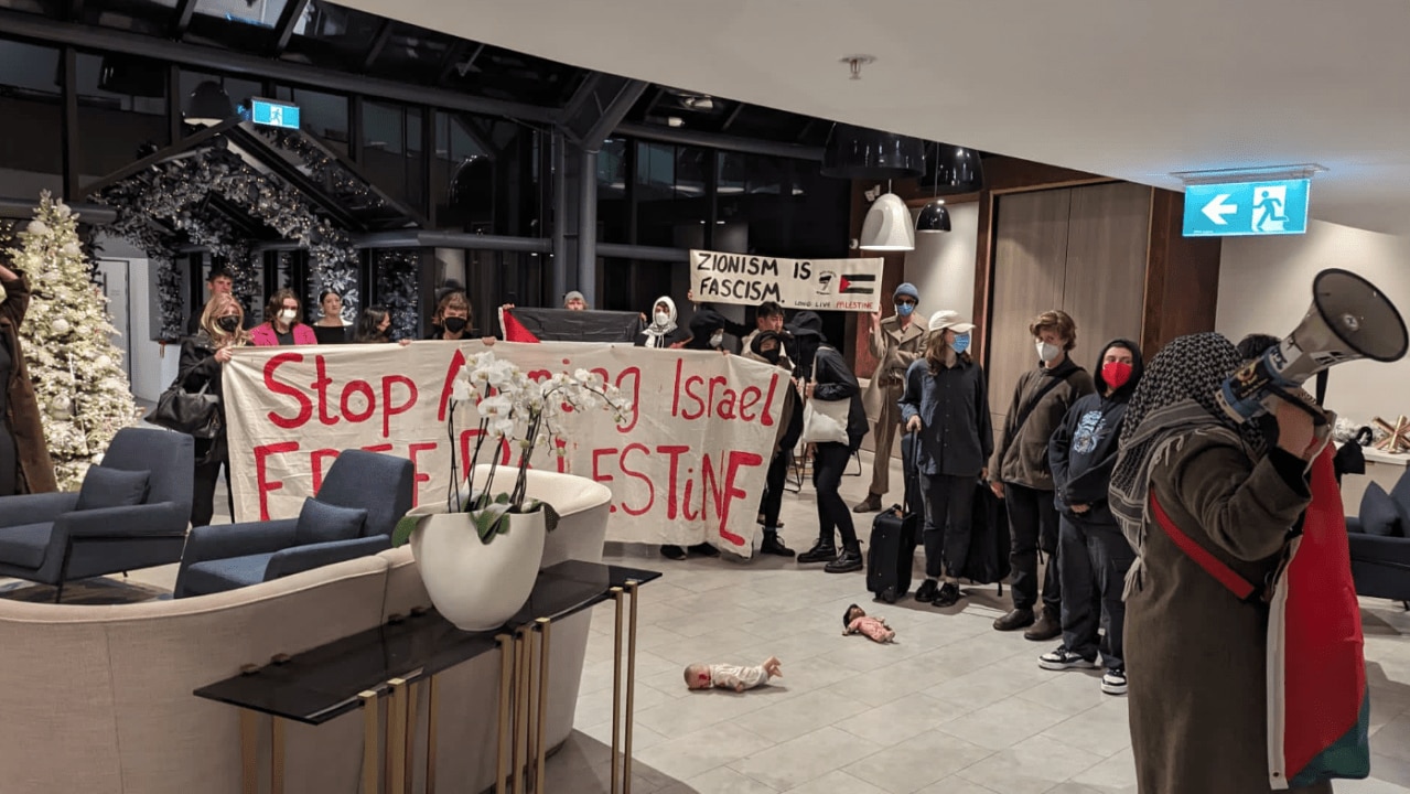 200 Persone Protestano Contro La Distruzione Di Vetrine Di Ristoranti Palestinesi 200 Persone Protestano Contro La Distruzione Di Vetrine Di Ristoranti Palestinesi