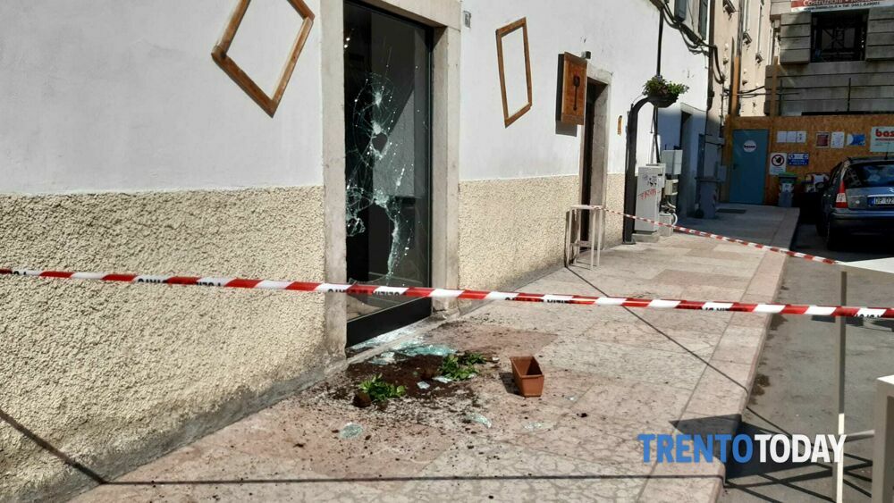 Attacco A Ristoranti Palestinesi: 200 Manifestanti Denunciano Vetrine Spaccate Attacco A Ristoranti Palestinesi: 200 Manifestanti Denunciano Vetrine Spaccate