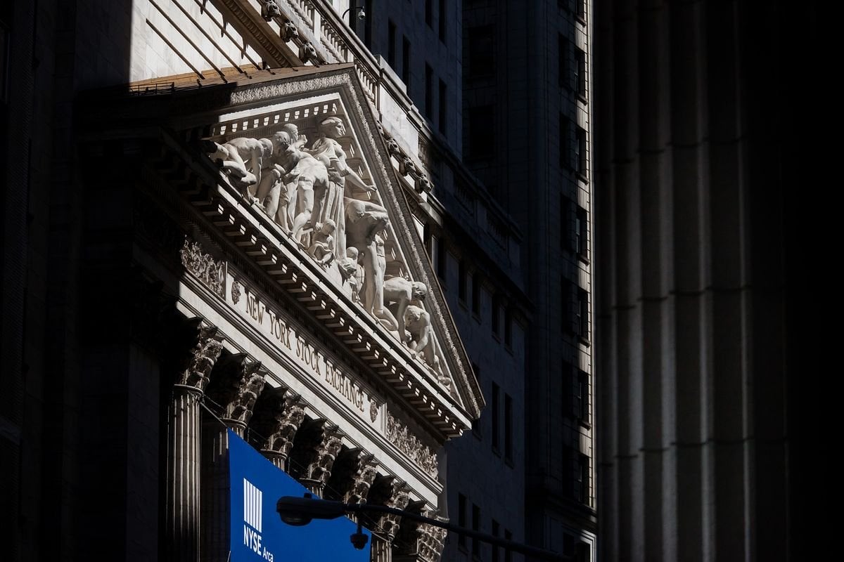 Netflix's Resilience Amidst Big Tech Downturn: A Wall Street Tariff Haven? Netflix's Resilience Amidst Big Tech Downturn: A Wall Street Tariff Haven?