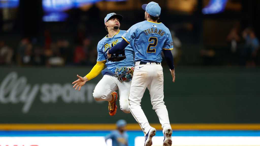 Royals' Dominant 11-1 Victory In Brewers' Home Opener Royals' Dominant 11-1 Victory In Brewers' Home Opener