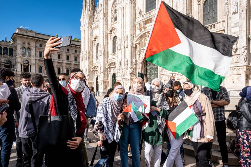 Vetrine Di Ristoranti Palestinesi Distrutte, 200 Manifestanti In Piazza Vetrine Di Ristoranti Palestinesi Distrutte, 200 Manifestanti In Piazza