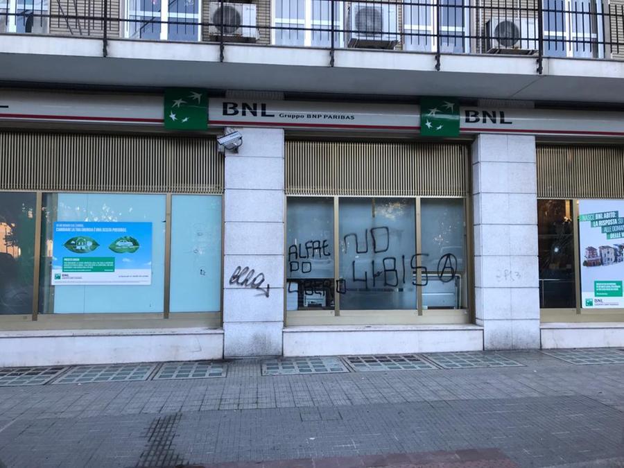 Vetrine Spaccate: 200 Manifestanti Protestano Contro Attacchi A Ristoranti Palestinesi Vetrine Spaccate: 200 Manifestanti Protestano Contro Attacchi A Ristoranti Palestinesi